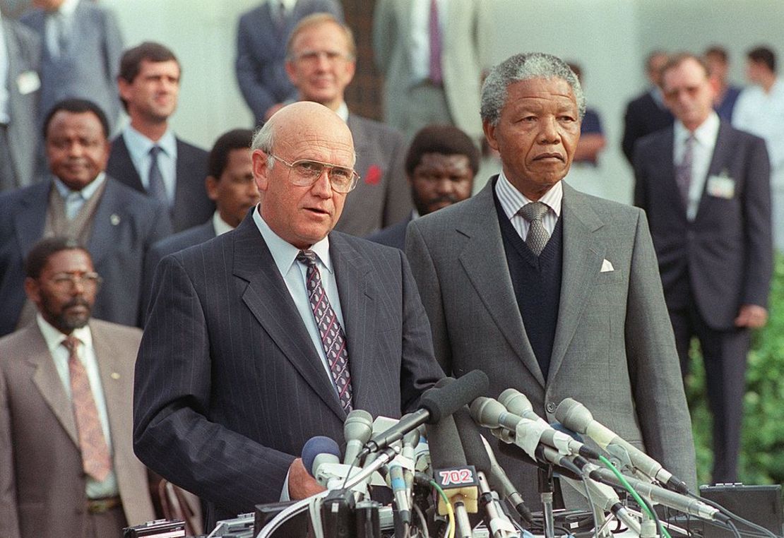 El presidente de Sudáfrica Frederik de Klerk (izquierda) y el líder anti apartheid y del Congreso Nacional Africano Nelson Mandela durante una comparecencia ante los medios de comunicación sobre las “charlas históricas” entre el gobierno sudafricano y el ANC en Ciudad del Cabo en 1990.