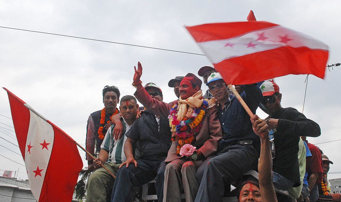 El líder del congreso de Nepal Nabindra Raj Joshi (centro) saluda al público en 2008 tras celebrarse la elección de la Asamblea Nacional en la que se cambiaría la Constitución de Nepal y se aboliría la monarquía de ese país.