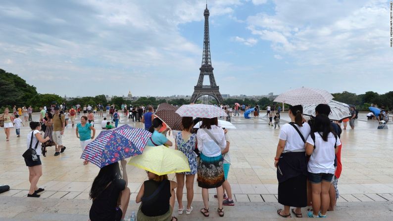 3. París, Francia — París sufrió varios ataques terroristas mortales en 2015 que han dejado su huella en el turismo. Sin embargo, sigue en el top 3 del ranking con 18,03 millones de visitantes en 2016.