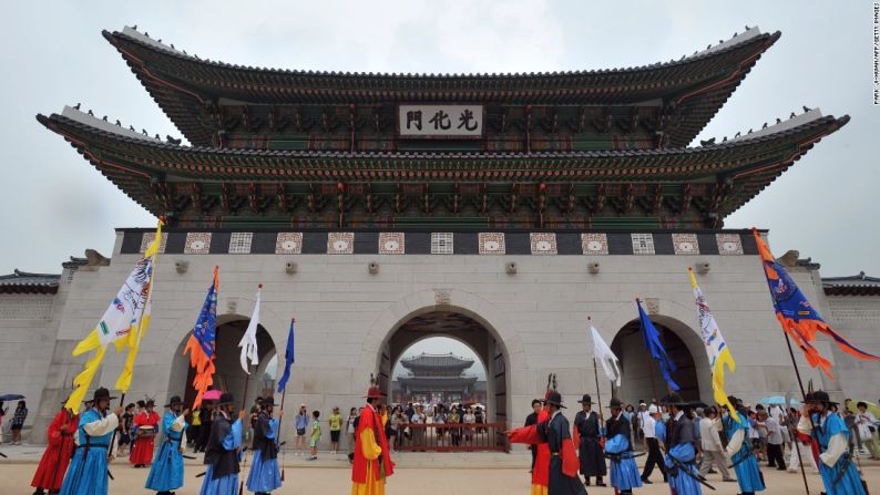 10. Seúl, Corea del Sur — Una de las miles de razones por las que los turistas están atraídos a Seúl son sus lugares históricos. La ciudad espera ver 10,2 millones de visitantes internacionales en 2016, llegando al décimo lugar en términos de popularidad entre viajeros de todo el mundo.