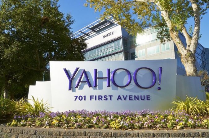 Hackeo masivo a Yahoo — Yahoo confirmó este jueves que fue robada información asociada con al menos 500 millones de cuentas de usuarios en 2014, lo que puede ser una de las brechas de ciberseguridad más grandes de la historia. Para Yahoo un “actor del Estado” está detrás de la violación. Los datos robados van desde nombres, hasta correos electrónicos, números de teléfonos, fechas de nacimiento, algoritmos de contraseñas y en algunos casos preguntas y respuestas de seguridad.