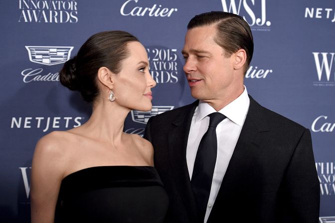 El fin de ‘Brangelina’ — Uno de los matrimonios más famosos de Hollywood llegó a su fin. Angelina Jolie le pidió el divorcio a Brad Pitt, dos años y un mes después de haberse casado. Jolie busca la custodia de los seis hijos de la pareja y le pidió a la corte que le permita a Pitt visitar a sus hijos. Marion Cotillard, de quien se rumoró tuvo que ver en la decisión, le deseó a la pareja “que encuentren la paz en este momento tumultuoso".