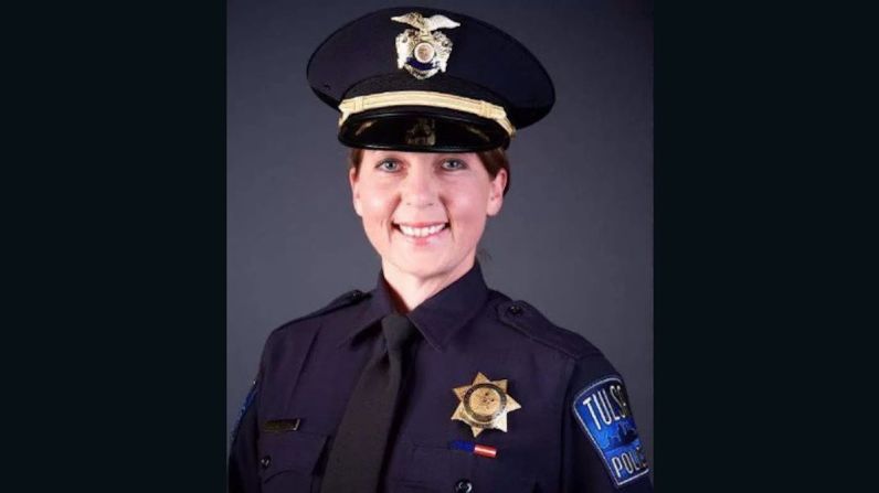 Policía mata a un hombre negro — La agente de la policía de Tulsa, Oklahoma, Betty Shelby, es señalada de haber disparado a Terence Crutcher, de 40 años, cuando estaba detenido con su camioneta averiada en una carretera la semana pasada. El hombre estaba desarmado. Las autoridades la acusan de disparar de forma "ilegal e innecesaria" después de que el hombre no cumplió sus órdenes.