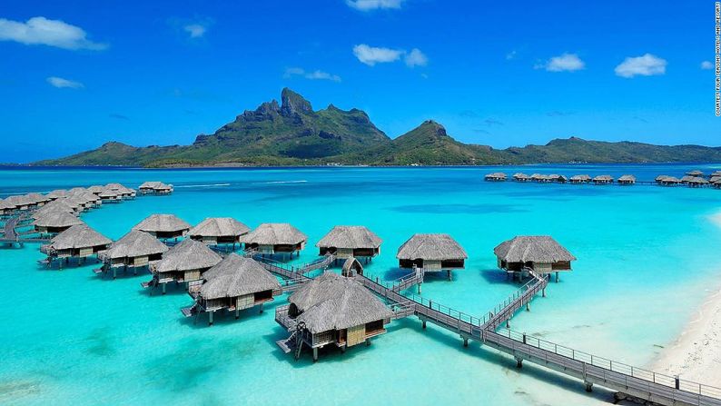 Four Seasons Resort Bora Bora (Bora Bora, Polinesia Francesa) — Podría decirse que el Four Seasons Resort Bora Bora es el hotel más bonito de la Polinesia Francesa. La conforman más de 100 bungalows con techos de paja que se extienden a lo largo de un lago color esmeralda.