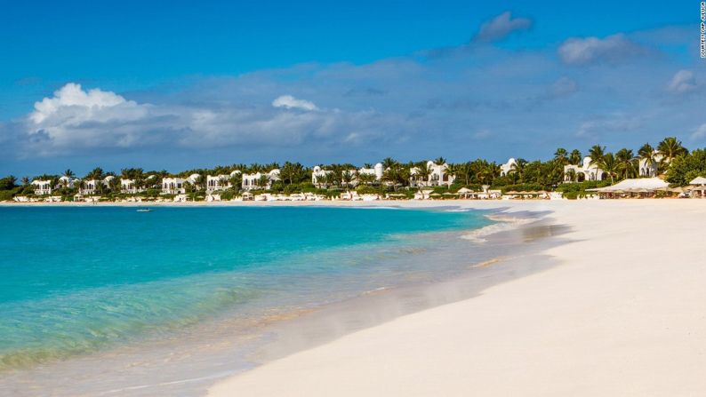 Cap Juluca (Anguilla) — Cap Juluca podría ser relativamente de bajo perfil comparado con algunos resorts frente a la playa, pero no es menos lujoso. Sus villas con domo están abastecidas con servicios de lujo como ropa de cama marca Frette y productos de baño Hermès.