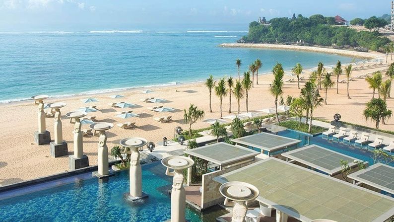 The Mulia (Balí, Indonesia) — El Mulia es tan grande que tiene dos propiedades: El tradicional Mulia Resort y las 180 villas del Mulia. También tiene una piscina infinita al lado de doncellas de piedra de Balí justo al lado de la playa.