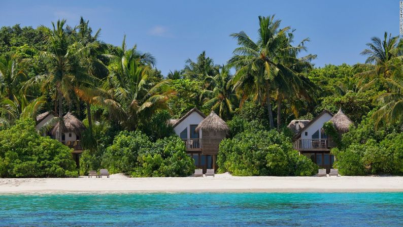 Soneva Fushi (Maldivas) — El Soneva Fushi Resort está en la isla original maldiva que sigue siendo una de las mejores hoy en día. Las villas están escondidas entre un denso follaje y están sólo a unos pasos de distancia de una prístina playa un arrecife de coral protegido por la UNESCO.