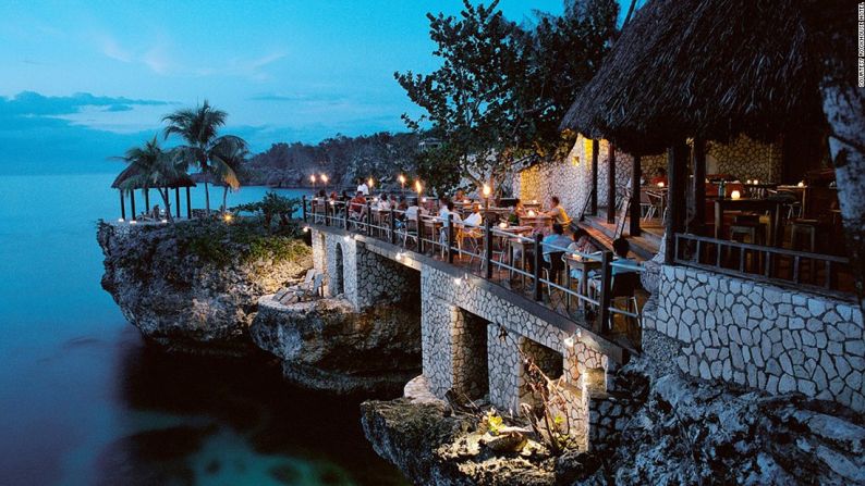 Rockhouse Hotel (Negril, Jamaica) – Cada una de las 20 villas de madera y piedra del RockHouse Hotel tiene una terraza privada para tomar el sol que se posa directamente sobre el agua y ofrece una espectacular vista sobre la costa empedrada.