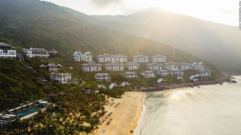 InterContinental Danang Sun Peninsula Resort (Danang, Vietnam) — Todo en este resort merece ser fotografiado: desde el restaurante en un cono suspendido sobre una montaña hasta una piscina infinita solo para adultos que tiene una vista sobre el hotel y la Península de Son Tra.