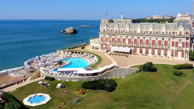 Hotel du Palais (Biarritz, Francia) — Construidas por Napoleon III como un regalo para su esposa Eugénie en 1855, el Hotel du Palais sigue teniendo el mismo esplendor con su suntuosa decoración con mármol, cristal, candelarias, antigüedades y ricamente bordado de telas.