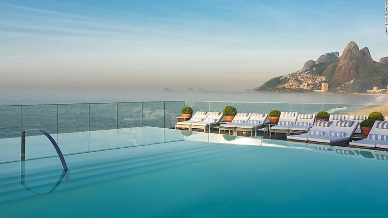 Hotel Fasano (Río de Janeiro, Brasil) — La lujosa piscina de la terraza del hotel Fasano tiene una de las mejores vistas de la legendaria playa brasileña de Ipanema, así como de las distintivas montañas Morro Dois Irmaos y Corcovado.