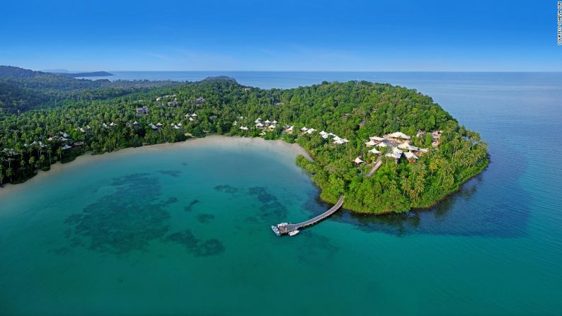 Soneva Kiri (Koh Kood, Tailandia) — Algunas playas de hoteles son más bonitas que otras. Con sólo 36 cabañas de paja ubicadas entre la jungla y el océano, el Soneva Kiri es uno de los paisajes frente a la playa más lujosos y exclusivos.