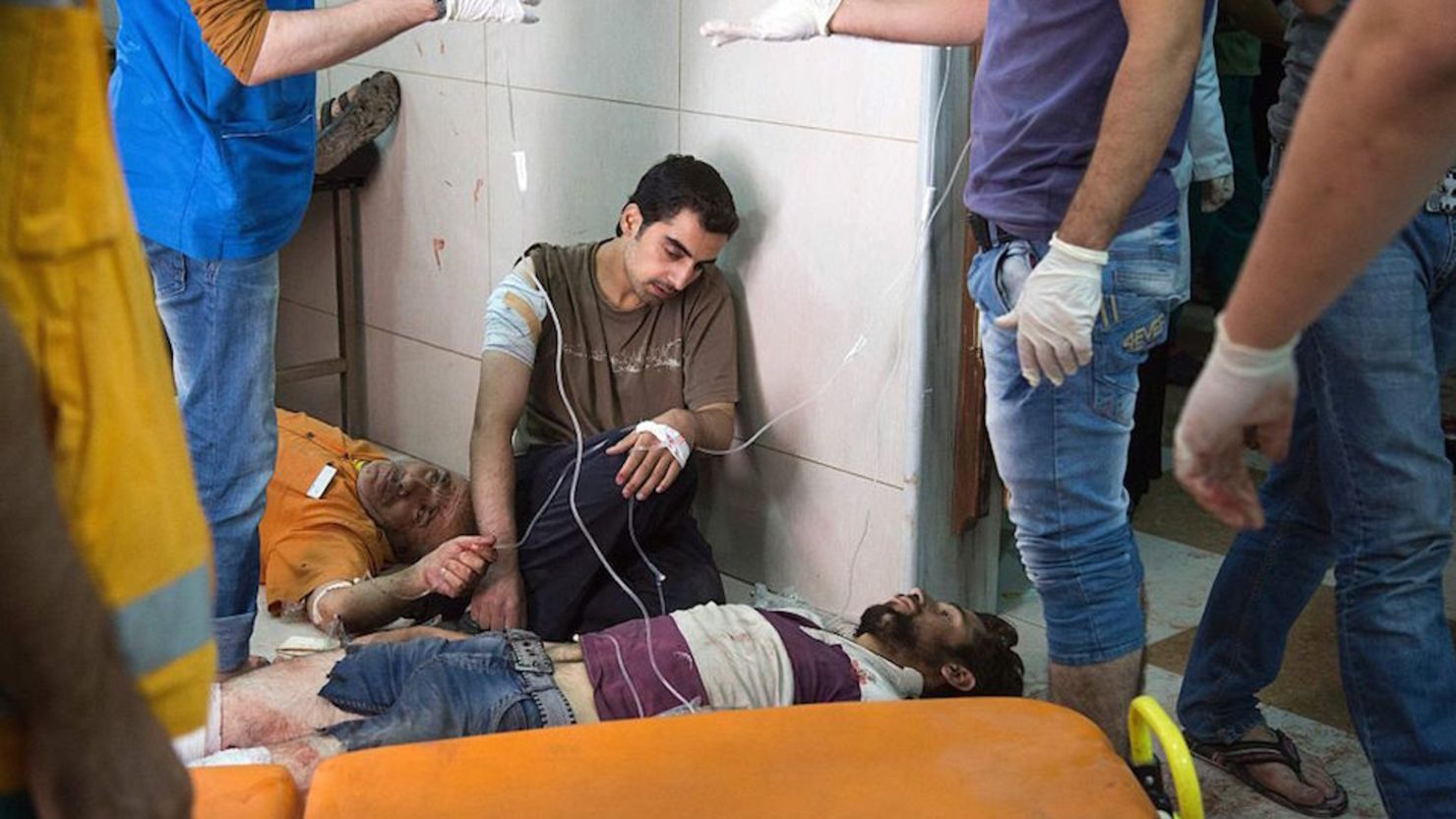 Varios heridos reciben atención en un hospital tras los bombardeos de este sábado en Aleppo, Siria.
