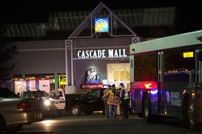 Decenas de policías y paramédicos fueron desplegados en el Cascade Mall de Burlington, Washington, tras el tiroteo.