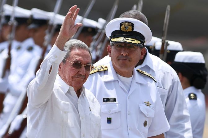 El presidente de Cuba, Raúl Castro, saluda al llegar a Cartagena, para la firma del pacto de paz definitiva en Colombia.