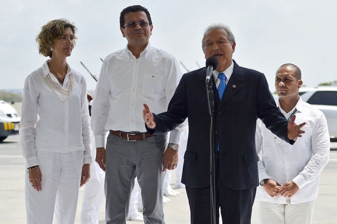 El presiente de El Salvador, Salvador Sánchez Cerén, tras arribar a Cartagena, para asistir a la firma del acuerdo de paz entre las FARC y el gobierno de Colombia.