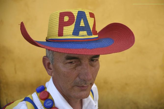 Este hombre llamado Paz Colombia Duque, Giraldo, con un sombrero que festeja la conquista de un logro largamente anhelado.