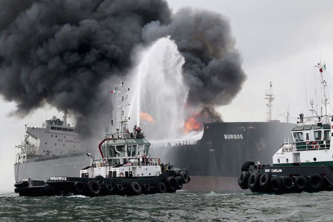 El incendio en el buque tanque Burgos se desató en dos de sus depósitos de la parte frontal de la embarcación. Los 31 tripulantes lograron evacuar la nave.