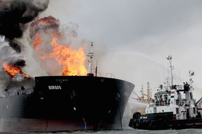 Más de 100 personas trabajan para controlar el siniestro en el buque Burgos de Pemex.