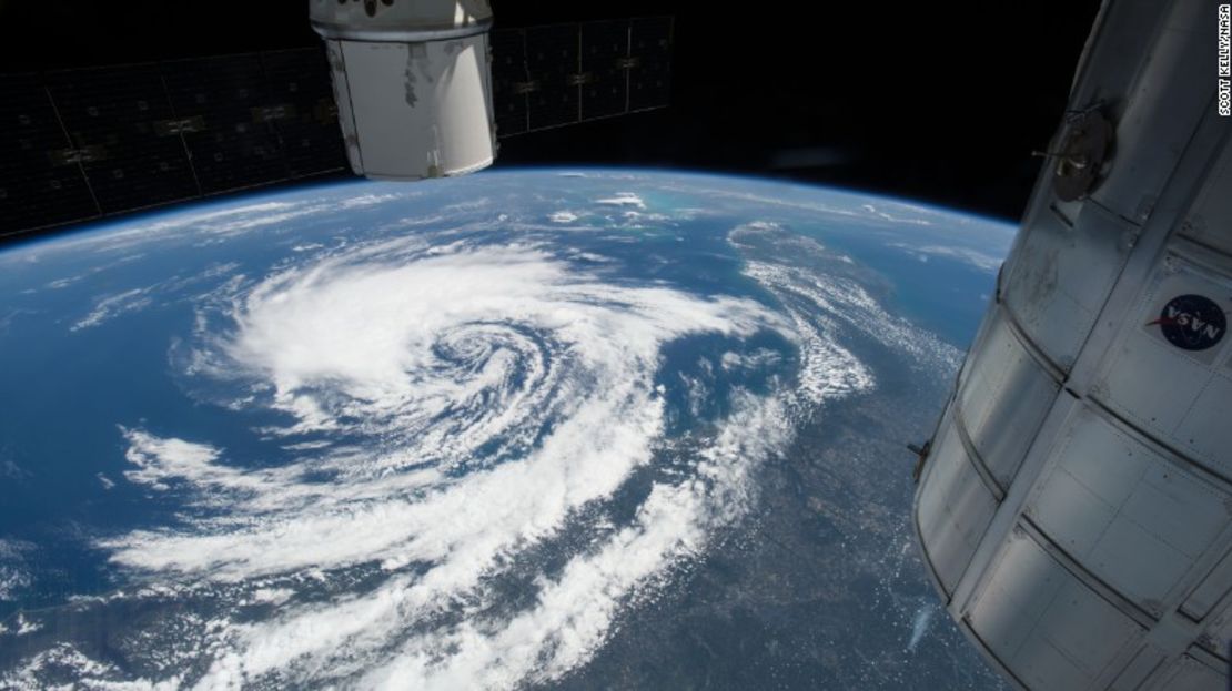 El 8 de mayo de 2015, desde la Estación Espacial Internacional, el astronauta Scott Kelly capturó esta foto de la tormenta tropical Ana frente a la costa sureste de Estados Unidos.