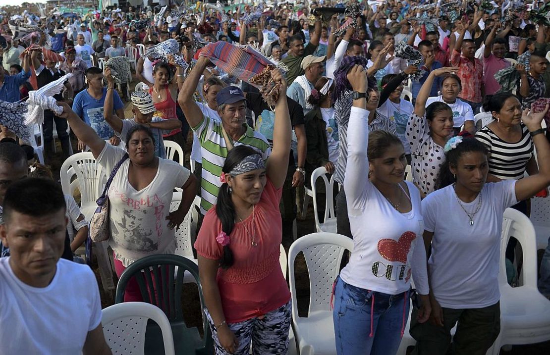 Miembros de las FARC asisten a la transmisión de la firma del acuerdo de paz en el campamento El Diamante en Caquetá.