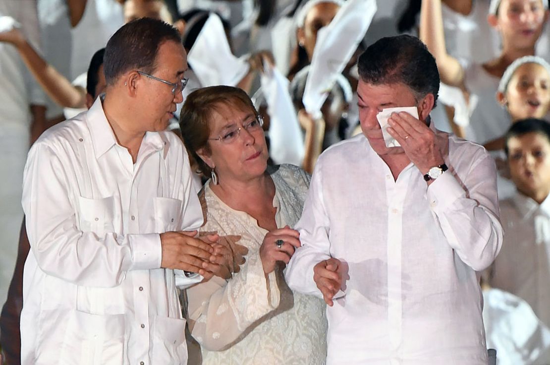 El presidente Juan Manuel Santos junto al secretario general de la ONU Ban Ki-moon (i) y la presidenta de Chile Michelle Bachelet al final de las palabras de Santos desde Cartagena. (LUIS ACOSTA/AFP/Getty) Images)