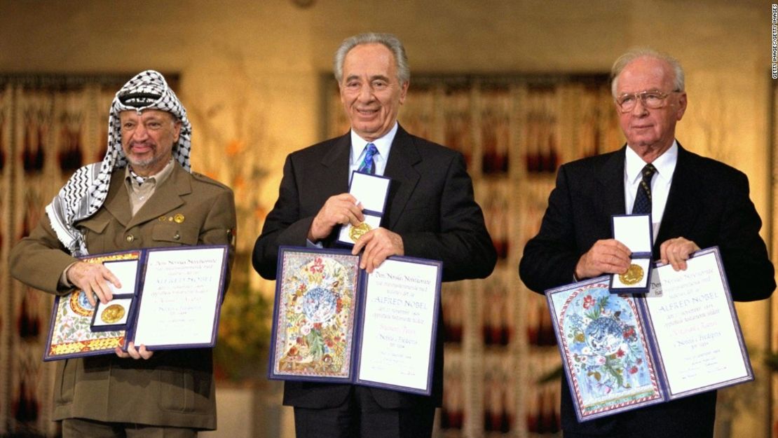 Arafat, Peres y Rabin muestran sus premios Nobel de Paz en diciembre 10 de 1994 en Oslo, Noruega.