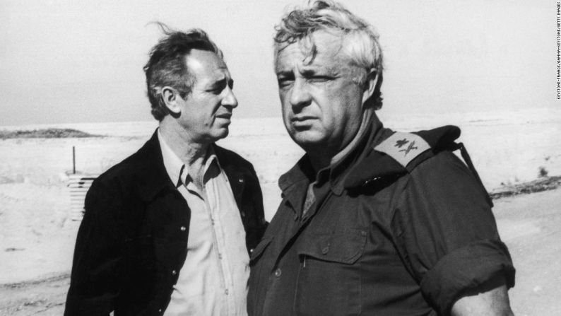 Peres, a la izquierda, con el entonces ministro de Defensa Ariel Sharon el 2 de enero de 1974 en RAs Sudar en el desierto del Sinaí en Egipto.