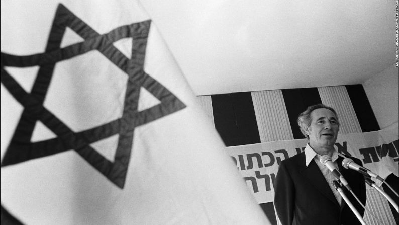 Peres hablando en el pueblo Druze de Daliyat al-Karmel en Israel en mayo de 1977.