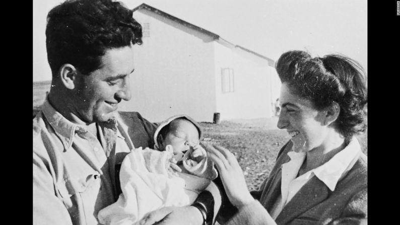 Peres es visto aquí con su esposa Sonia Peres y su hija, Ziviah, en 1946. La pareja tuvo dos hijos más: Chemi Peres y Yoni Peres.