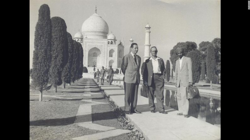 Peres es visto aquí a la izquierda con Moshe Dayan, en el centro, un líder israelí militar y político, en el Taj mahal en la India en 1950. Peres entró a la política en 1959 como un miembro del partido de izquierda de Mapai, precursor del moderno partido de los trabajadores. Su carrera política duró más de medio siglo y virtualmente estuvo en todas las posiciones del gabinete de Israel.