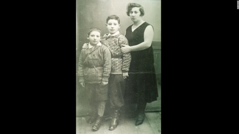 Shimon Peres nació el 2 de agosto de 1923 en Polonia donde vivió antes de que su familia migrara a la Palestina gobernada por Reino Unido en 1932. Aquí en una foto con su madre, en el centro, Sarah, y su hermano Gershon.