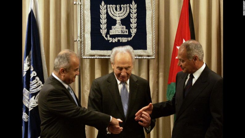 El presidente de Israel, en el centro, junta las manos del ministro de Exterior Abdul-Ilah Khatib, a la izquierda, y el ministro de Exterior de Egipto About Gheit durante su reunión en Jerusalén el 25 de julio de 2007.