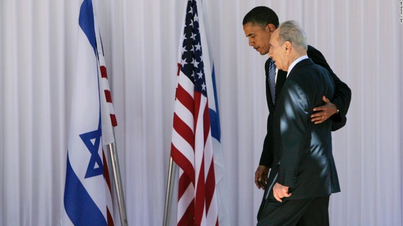 El entonces candidato presidencial demócrata Barack Obama camina con el presidente de Israel Shimon Peres en Jerusalén el 23 de julio de 2008.