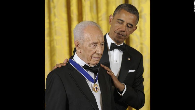 El presidente Barack Obama premia al presidente Shimon Peres con la Medalla de la Libertad, el honor más salto para un civil en EE.UU., en la Casa Blanca en 2012.