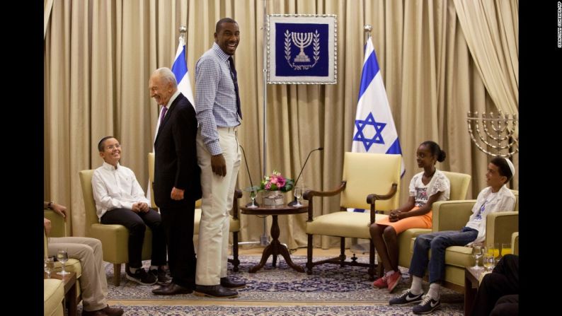 La estrella de la NBA Amare Stoudemire se mide con el presidente Shimon Peres durante su reunión en la residencia presidencial en Jerusalén en 2013.