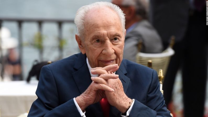 Los problemas de salud de Peres comenzaron a mediados de enero, cuando fue trasladado de urgencia a un hospital tras sufrir un ataque cardiaco menor. Fue sometido a una cirugía de emergencia y le pusieron un estent.