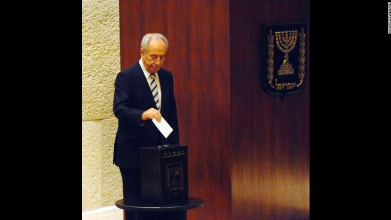 El viceprimer ministro y candidato presidencial de Israel Shimon Peres deposita tu voto en el Parlamento de Israel en junio de 2007 en Jerusalén. Los dos rivales de Peres se retiraron de la carrera después de que Peres ganó la primera vuelta y así se convirtió en el noveno presidente de Israel.