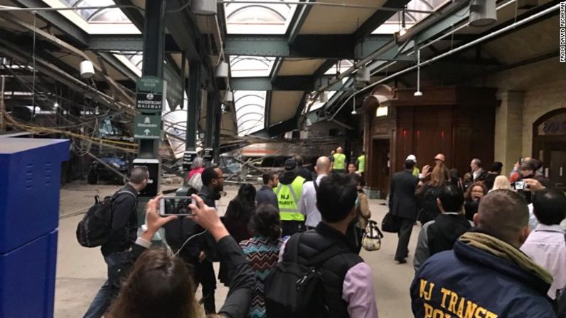 Un tren de pasajeros se estrelló este jueves contra una plataforma en la terminal de Hoboken, Nueva Jersey.