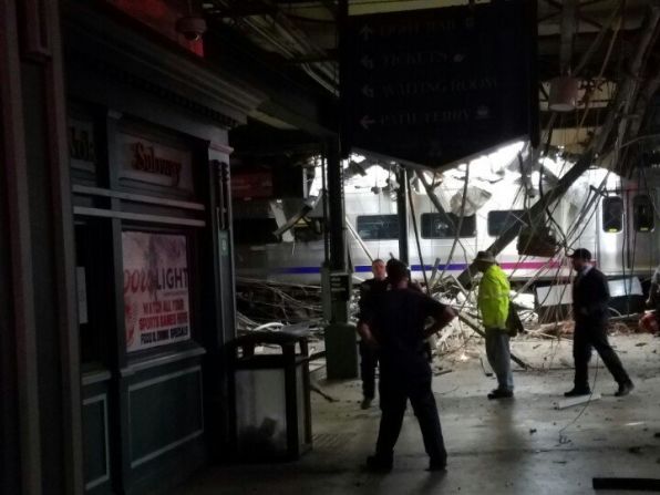 Parte del tren entró en la estación.