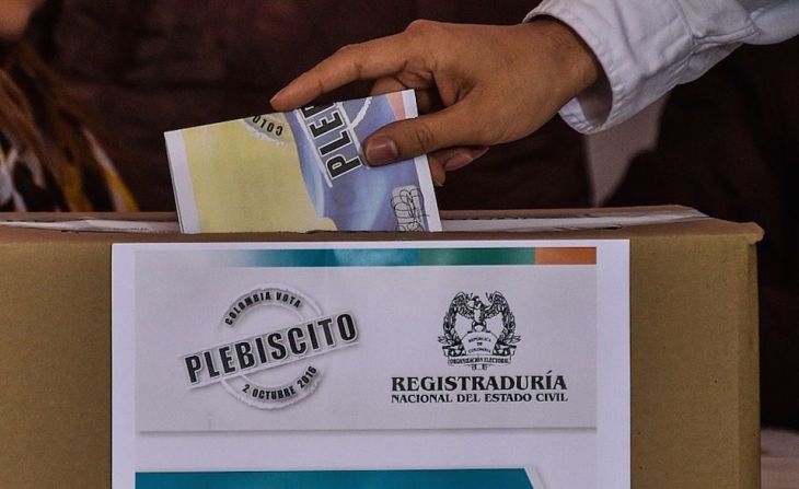 Un elector deposita su voto en Bogotá durante la consulta sobre el acuerdo de paz en Colombia.