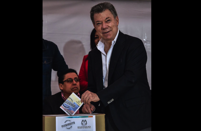 El presidente de Colombia, Juan Manuel Santos, vota en el plebiscito sobre el acuerdo que firmó con las FARC, para terminar con 52 años de guerra interna.