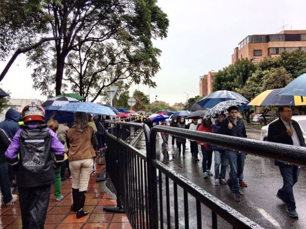 A pesar de que no para de llover en Bogotá, las filas son largas para votar en el segundo puesto de votación más grande de Colombia: Unicentro.