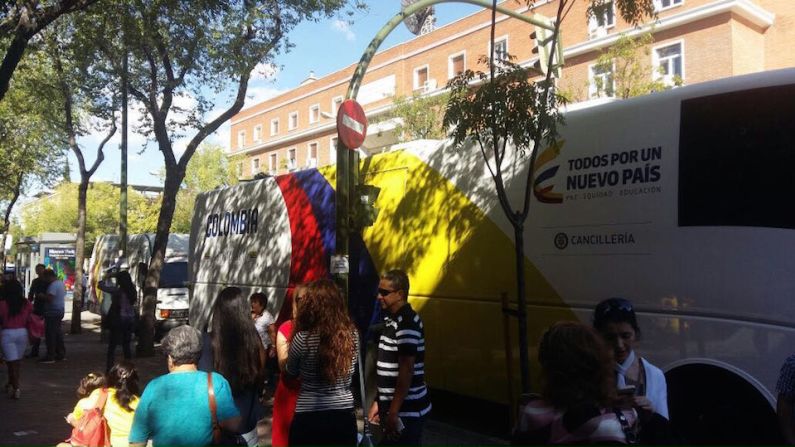 Plebiscito en el exterior. Afluencia de electores en el centro de votación habilitado en Madrid.