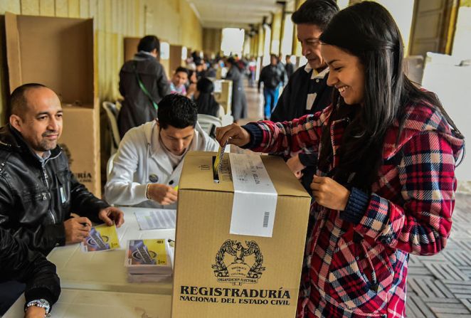 Animados, muchos colombianos se acercan a las mesas de votación de la consulta sobre el acuerdo de paz con las FARC, en Bogotá.