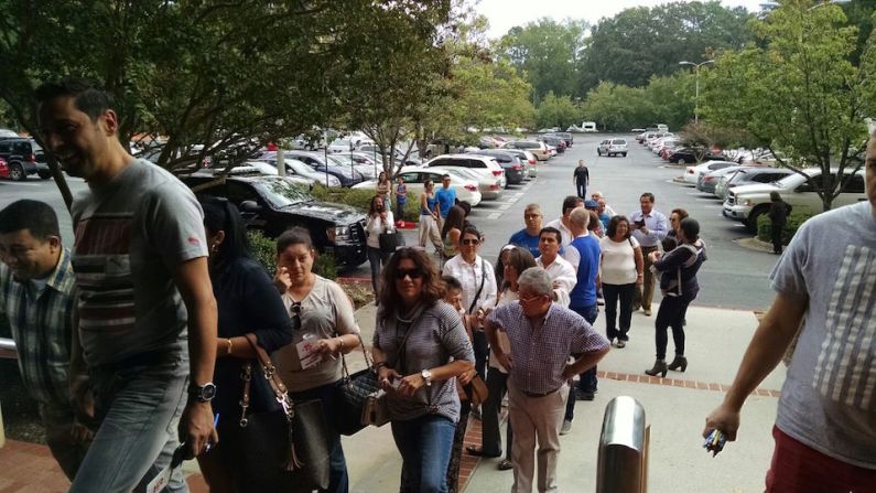 El plebiscito en el exterior. Varios electores se preparan para votar en las mesas habilitadas en la ciudad de Atlanta.