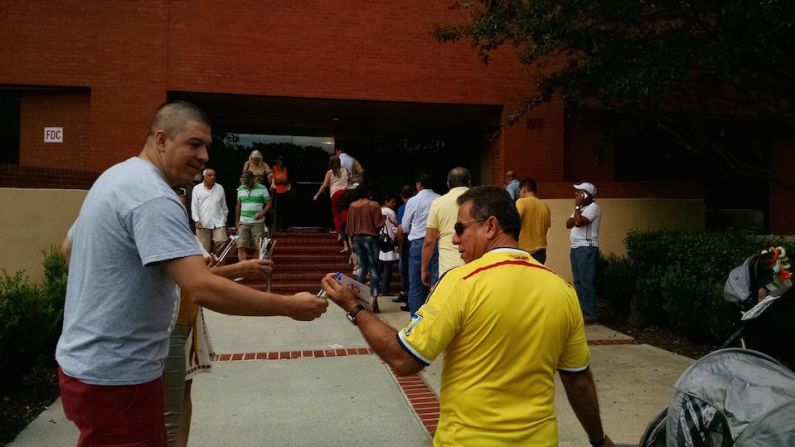 Plebiscito en el exterior. Afuera del centro de votación, en Atlanta, algunas personas repartieron bolígrafos a quienes se preparaban para sufragar.