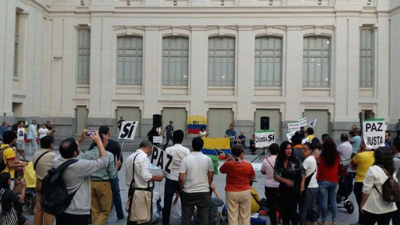 Plebiscito en el exterior. Con carteles de "Sí a La Paz", banderas y música, la Plataforma por el Sí en Madrid festeja en la sede del ayuntamiento de la capital española la realización del plebiscito.