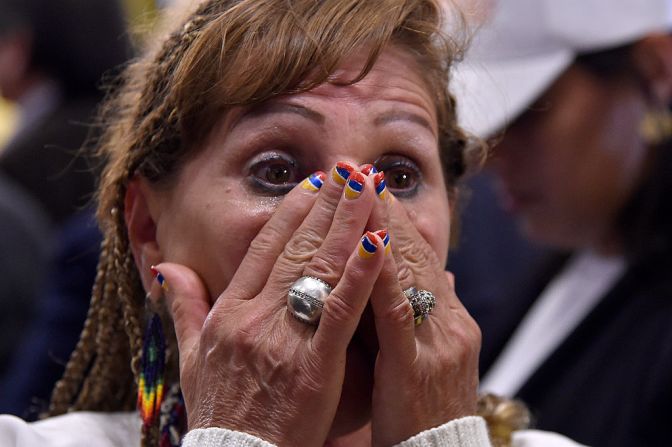 Una mujer en la sede del 'Sí' llora tras escuchar los apretados resultados.