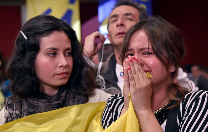 Una mujer llora tras conocer los resultados del plebiscito.